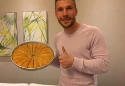Podolski'den Gaziantep baklavasıyla 'evde kal' çağrısı