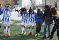 Hakkarili kızlar 6-1'lik galibiyeti halay çekerek kutladı