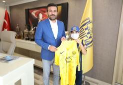 Ankaragücü'nden lenfoma hastası minik taraftara forma jesti