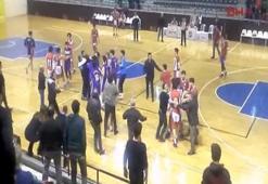 Basketbolcular yumruk yumruğa kavga etti