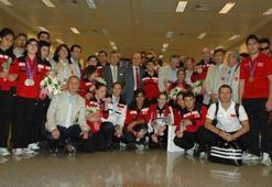 Paralimpik sporcularımız yurda döndü