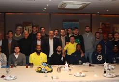 Fenerbahçe Kulübü Başkanı Ali Koç, erkek basketbol takımı ile bir araya geldi