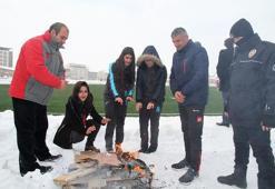 Üşüyen rakiplerini ateş yakıp ısıttılar