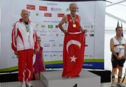 80 yaşında kürsüye çıktı