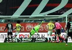 Altay Bayındır duvarı! Beşiktaş-Fenerbahçe derbisine damga vurdu