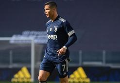 Ronaldo'ya büyük onur! Hediye edilen formadaki yazı dikkat çekti