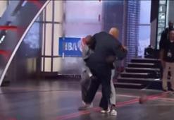 Shaq, eski NBA yıldızını canlı yayında yere serdi!