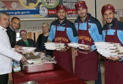 Trabzonspor yemek verdi, futbolcular davetlilere servis yaptı