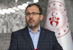 Bakan Kasapoğlu, milli güreşçi Kerem Kamal'ı kutladı
