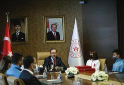 Bakan Kasapoğlu'na Gelibolu'dan getirilen toprak, deniz suyu ve Türk bayrağı takdim edildi