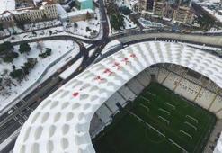 Vodafone Arena'nın çatısı karla doldu