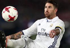 Hakem Janny Sikawze, Real Madrid'li Sergio Ramos'u atamadı!