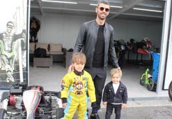 Kenan Sofuoğlu 2 yaşındaki oğlu Zayn'ı Formula-1'e hazırlıyor