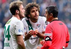 Beşiktaş - Bursaspor maçının hakemleri saldırıdan kıl payı kurtuldu!