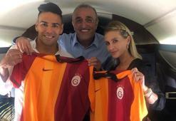 Galatasaray'ın yeni transferi Falcao, güle oynaya İstanbul'a geliyor.