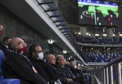 Bakan Kasapoğlu, Milli Takım'ı yine yalnız bırakmadı