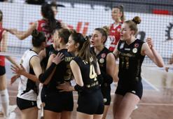 Lider VakıfBank normal sezonu galibiyetle noktaladı
