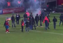 Holiganlar futbolculara saldırdı!