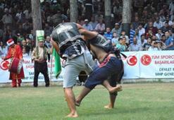 Özbek kardeşler, birincilik için güreşti