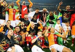 Galatasaray, krizler arasında çifte kupaya ulaştı