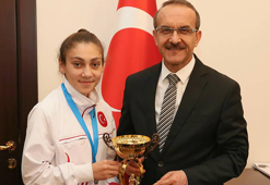 Ordu Valisi Yavuz, Avrupa ikincisi boksörü ödüllendirdi