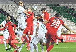 Beşiktaş'ta defansa Atiba geçecek