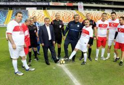 Adanaspor ve Adana Demirspor'un eski futbolcuları 'Şöhretler Karması' maçında karşılaştı