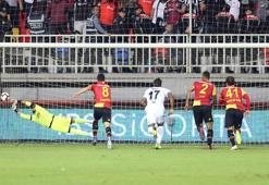 Göztepe-Beşiktaş maçında Oğuzhan Özyakup'un kaçırdığı penaltı pozisyonu!