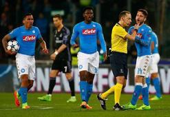 Napoli cephesi, Cüneyt Çakır'a tepkili!