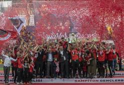 Nobre gözyaşlarına hakim olamadı, Gençlerbirliği kupasını aldı!
