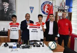 250 amatör sporcunun kıyafet ve spor malzemeleri Kestel Belediyesi'nden