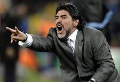 Diego Maradona tribünü bastı