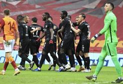 Galatasaray, liderlik koltuğunu Beşiktaş'a kaptırdı
