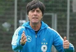 Almanya, Löw'ü bırakmıyor
