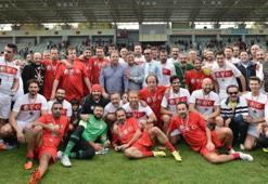 Ünlüler ile eski futbolcular, lösemili çocuklar için sahada