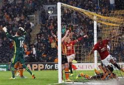 Gol sevincinde ayağı kırıldı!