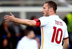 Totti'yi balkona kilitlediler!