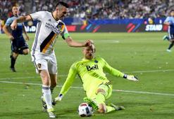 Robbie Keane kaleciyi tavana astı!