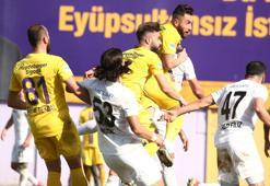 Eyüpspor - Sakaryaspor maçında büyük olay! Yedek kulübesine saldırı...