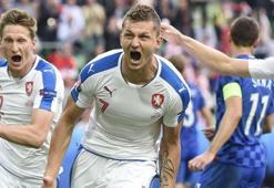 Cardozo gidiyor, Necid geliyor