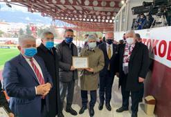 Hatay Valisi Rahmi Doğan'dan Ali Koç'a plaket