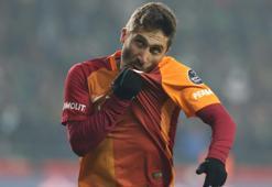 Sabri Sarıoğlu nereli, kaç yaşında? Sabri Sarıoğlu hangi takımlarda oynadı? Sabri Sarıoğlu futbolu ne zaman bıraktı?
