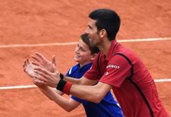 Djokovic'in top toplayıcı çocuk ile sevinci