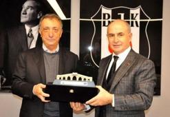 Başkan Akgün'den Çebi'ye tebrik