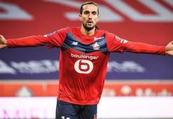 Ayın futbolcusu seçilen Yusuf Yazıcı plaketini aldı