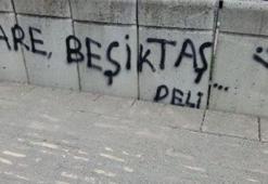 Orantısız Zeka Kullanan Beşiktaş Taraftarlarından Efsaneleşmiş 36 Pankart ve Duvar Yazısı