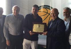 Ergin Ataman'a teşekkür plaketi