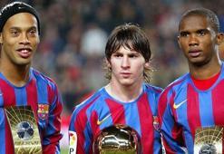 Samuel Eto'o Ronaldinho'yu getiriyor