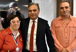 Benay Balcı, madalya sevincini Başkan Uysal'la paylaştı