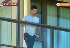 Karantina için ayrıcalık isteyen Novak Djokovic' hayranlarından jest